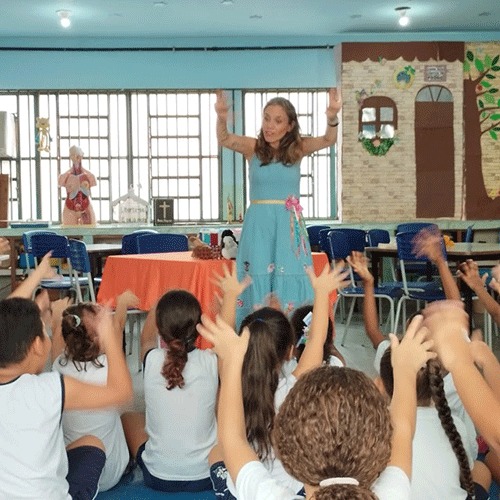 Aquecimento antes de começar a leitura na Semana de Alfabetização da Escola Municipal Antônio Pereira.