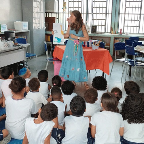 Leitura do livro O banho do Bartô na Semana de Alfabetização da Escola Municipal Antônio Pereira.