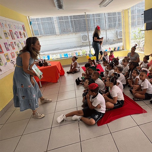 Contação de histórias na festa do Dia das Crianças do EDI Anísio Teixeira.