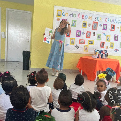 Os alunos do Edi Anísio Teixeira ouviram atentos a leitura dos livros.